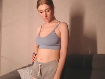 girl
        lily_life cam image #2035670