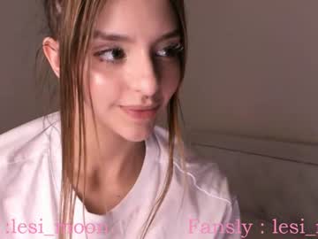 girl
        lesi_moon cam image #2222480