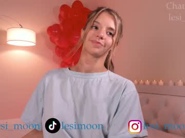 girl
        lesi_moon cam image #3509382