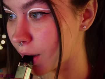 girl
        nika_lodge cam image #3881228