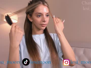 girl
        lesi_moon cam image #3467041