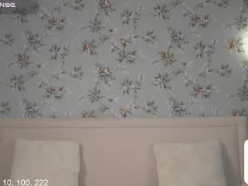 girl
        muffin_puffin cam image #7048505