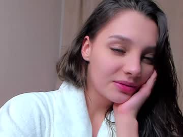 girl
        dufni_duff cam image #3422107