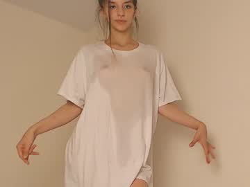 girl
        lesi_moon cam image #2152572