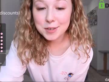 girl
        lottie_shine cam image #3709734