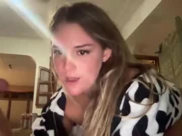 couple
        snowbunnyass cam image #1350250