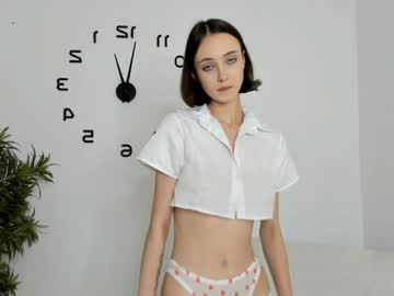 girl
        lauratanguy cam image #5354823