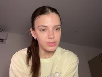 girl
        suzyjames cam image #6730177