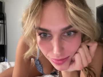 girl
        lily266154 cam image #4421701