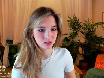 girl
        milablush cam image #619106