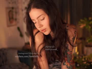 girl
        effylowell_ cam image #1851777
