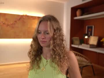 girl
        chillwithkira cam image #38320