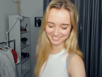 girl
        fresh_cherries cam image #2446285
