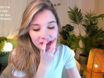 girl
        milablush cam image #699336