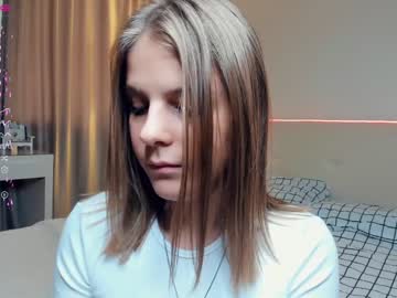 girl
        erline_may cam image #3935907