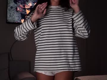 girl
        emilybatee cam image #4958651