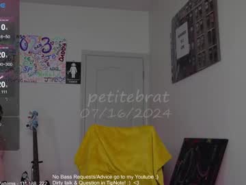 girl
        petitebrat cam image #4606544