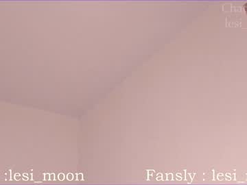 girl
        lesi_moon cam image #2353611