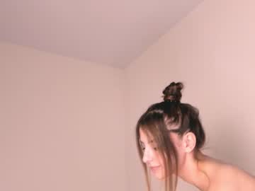girl
        lesi_moon cam image #2219376