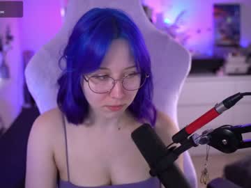 girl
        blue_mooncat cam image #4362504