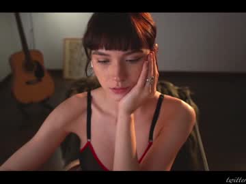 girl
        luna_ai cam image #335125