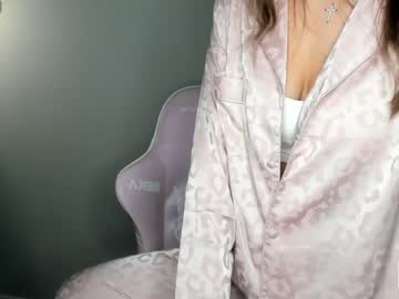 girl
        brittcubitt cam image #3640810