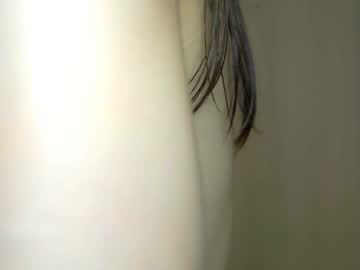 girl
        peek_in_my_window cam image #4574306