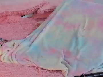 girl
        little_effy18 cam image #2045221