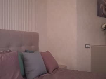 girl
        gold_blond cam image #4217021