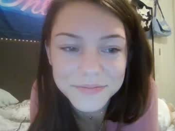 girl
        lilbbyily1 cam image #4697282