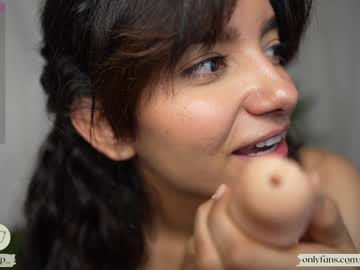 girl
        pookie_poo cam image #2195924