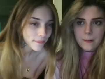 couple
        snowxbunny1228 cam image #3919497