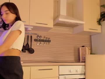 girl
        aimeerogers cam image #1166877