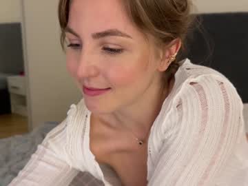girl
        girl_next_door19 cam image #3568414