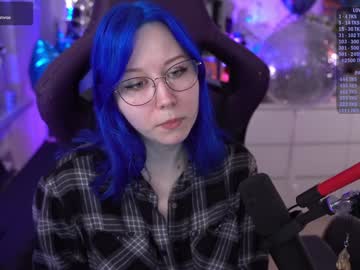 girl
        blue_mooncat cam image #5175376