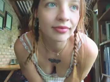 girl
        my_mia_ cam image #6779867