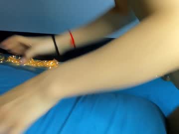 girl
        lean_lie cam image #1028740