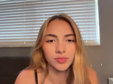 girl
        corinnaluv cam image #6438560