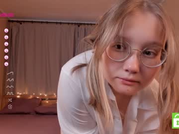 girl
        bettybarnett cam image #1994794