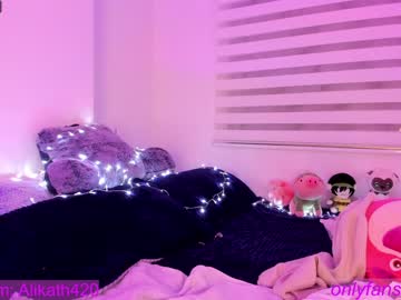 girl
        thecosmicgirl cam image #2419696