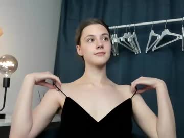 girl
        _hellsbells_ cam image #4304459