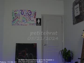 girl
        petitebrat cam image #4202834