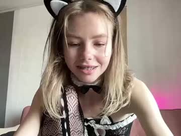 girl
        elli_harmon cam image #1747642