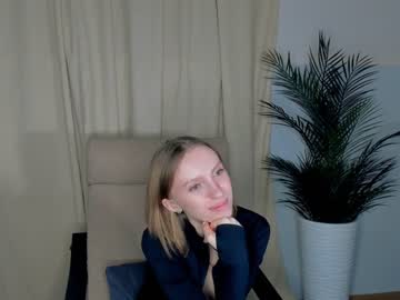 girl
        darlenegladish cam image #3736527