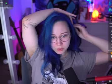 girl
        blue_mooncat cam image #2145766
