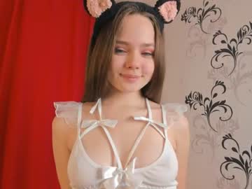 girl
        mila_milka_ cam image #2330240