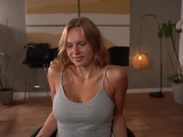 girl
        chillwithkira cam image #4938305
