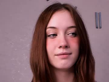 girl
        one_carolina cam image #1674087