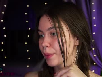 girl
        nika_lodge cam image #3679974