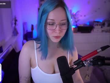 girl
        blue_mooncat cam image #4133311